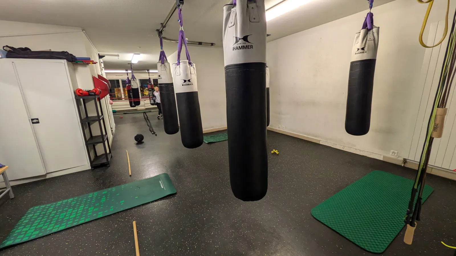Sacs de frappe et tapis de sol dans la salle de Boxygène